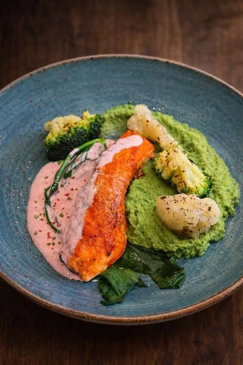 Стейк из лосося с пюре из брокколи