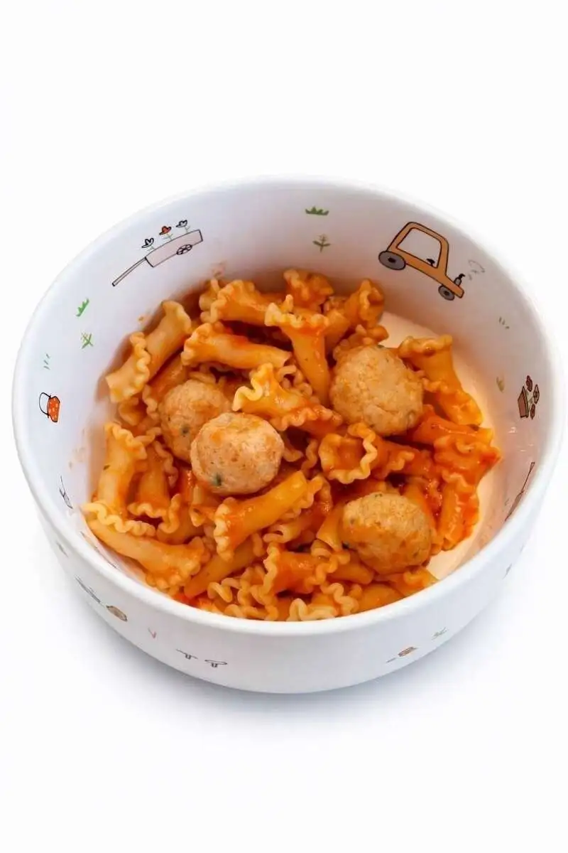 Паста в томатном соусе с тефтелями