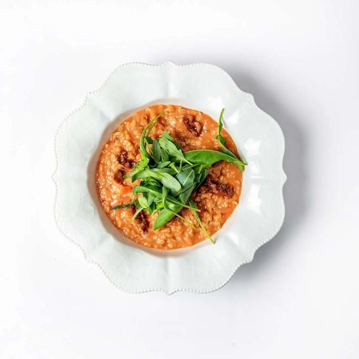 Каша овсяная с томатами и рукколой 