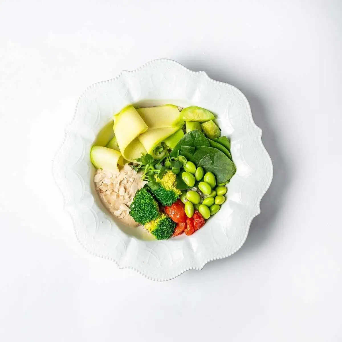 Боул с зеленой гречкой, овощами и кешью соусом