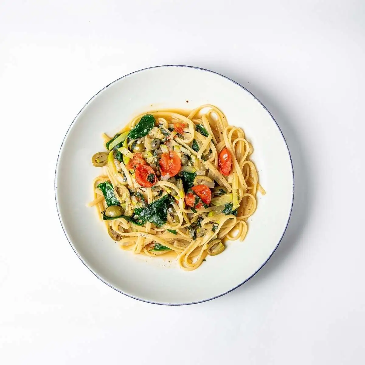 Лингвини с цукини, томатами и оливками