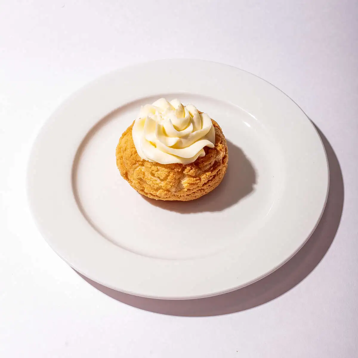 Шу с ванилью, манго и маракуйей