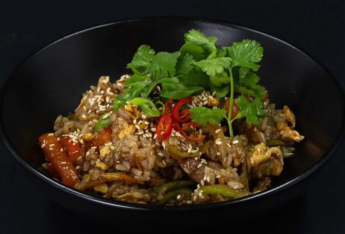 рис жареный С ГОВЯЖЬЕЙ ВЫРЕЗКОЙ