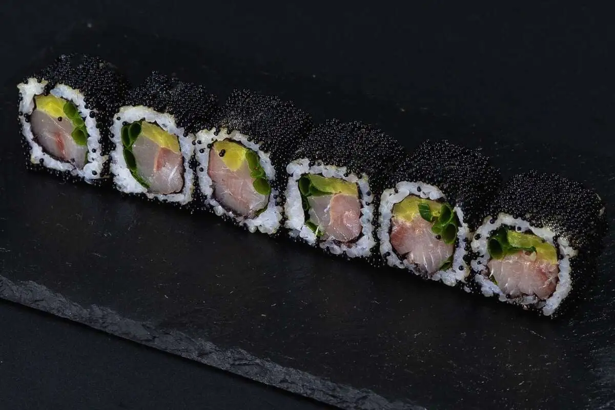 ролл ЛАКЕДРА ДАЙКОН И ТОБИКО