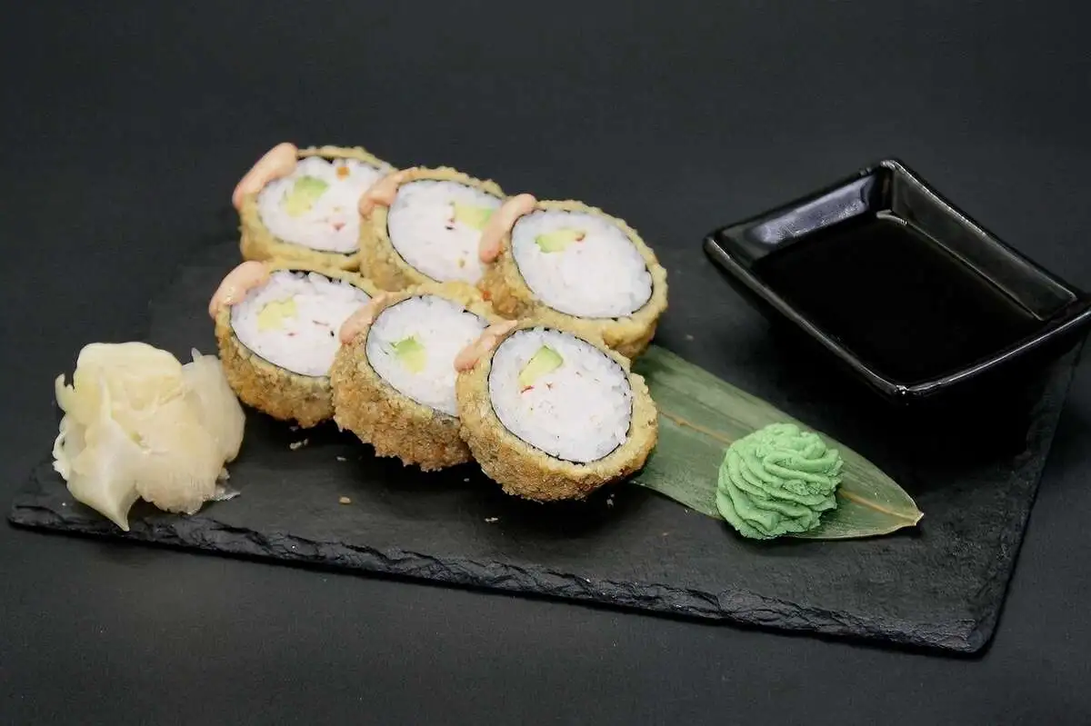 ЖАРЕНЫЙ РОЛЛ СО СНЕЖНЫМ КРАБОМ И АВОКАДО