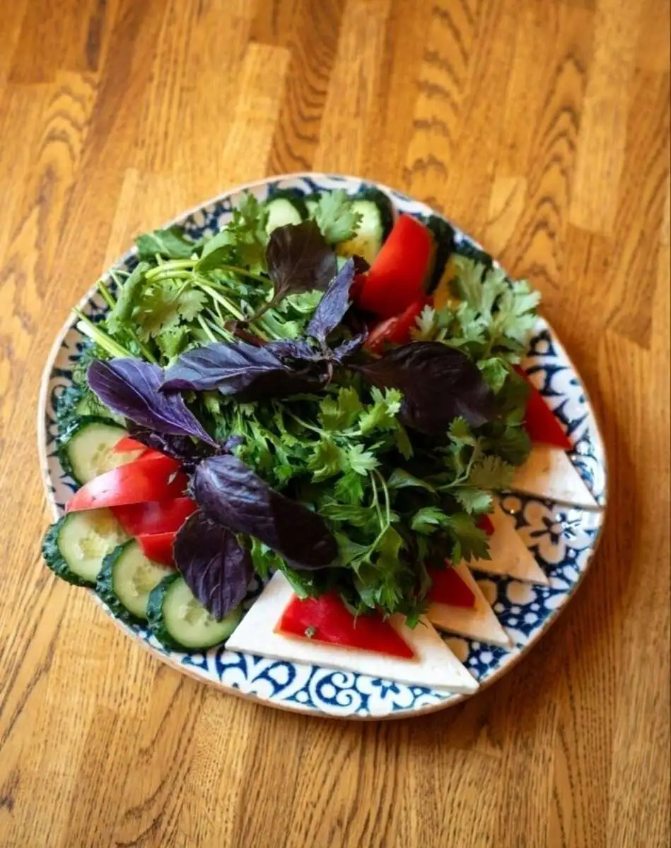 Овощи с зеленью и брынзой