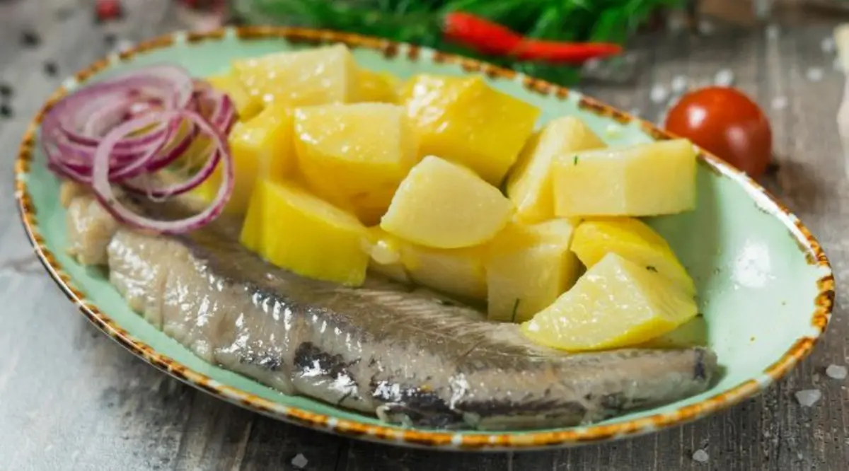 Сельдь с гарниром*