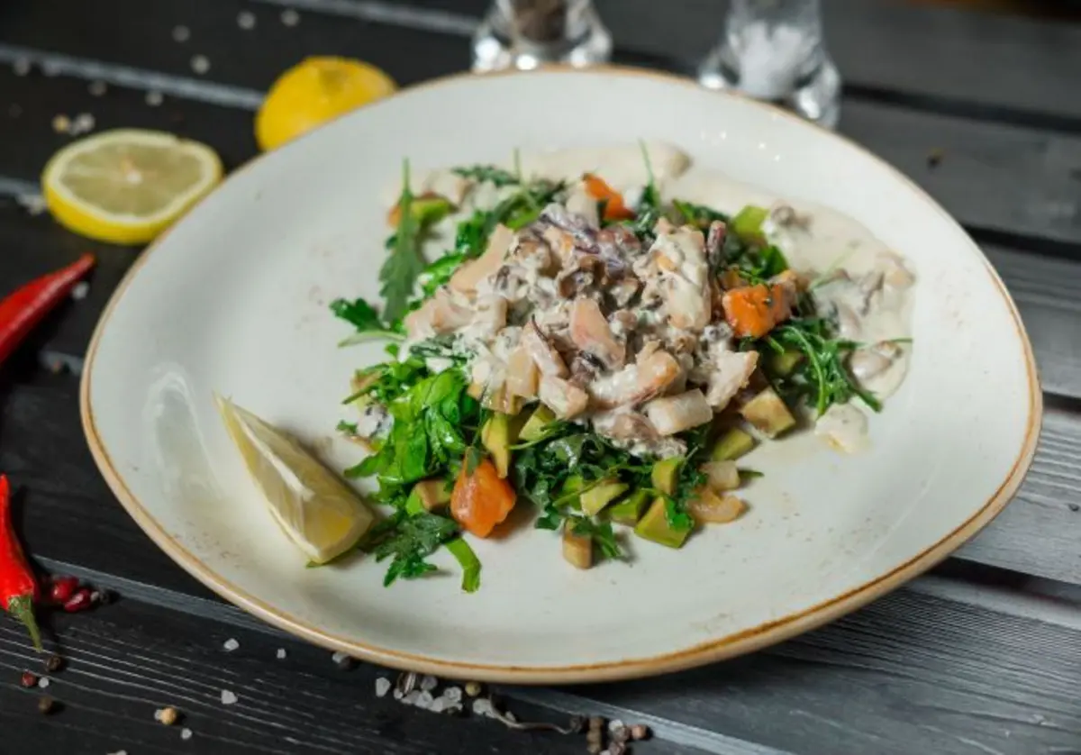 Салат с семгой и морепродуктами*