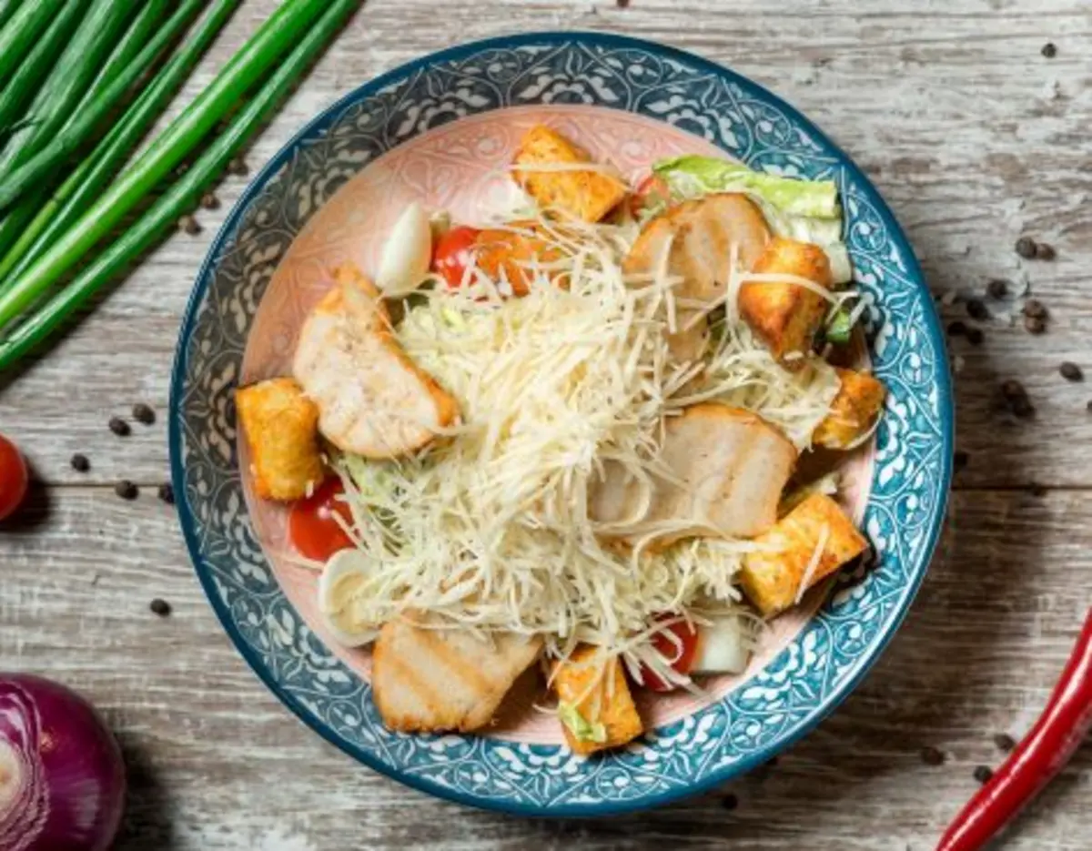 Цезарь с курицей*