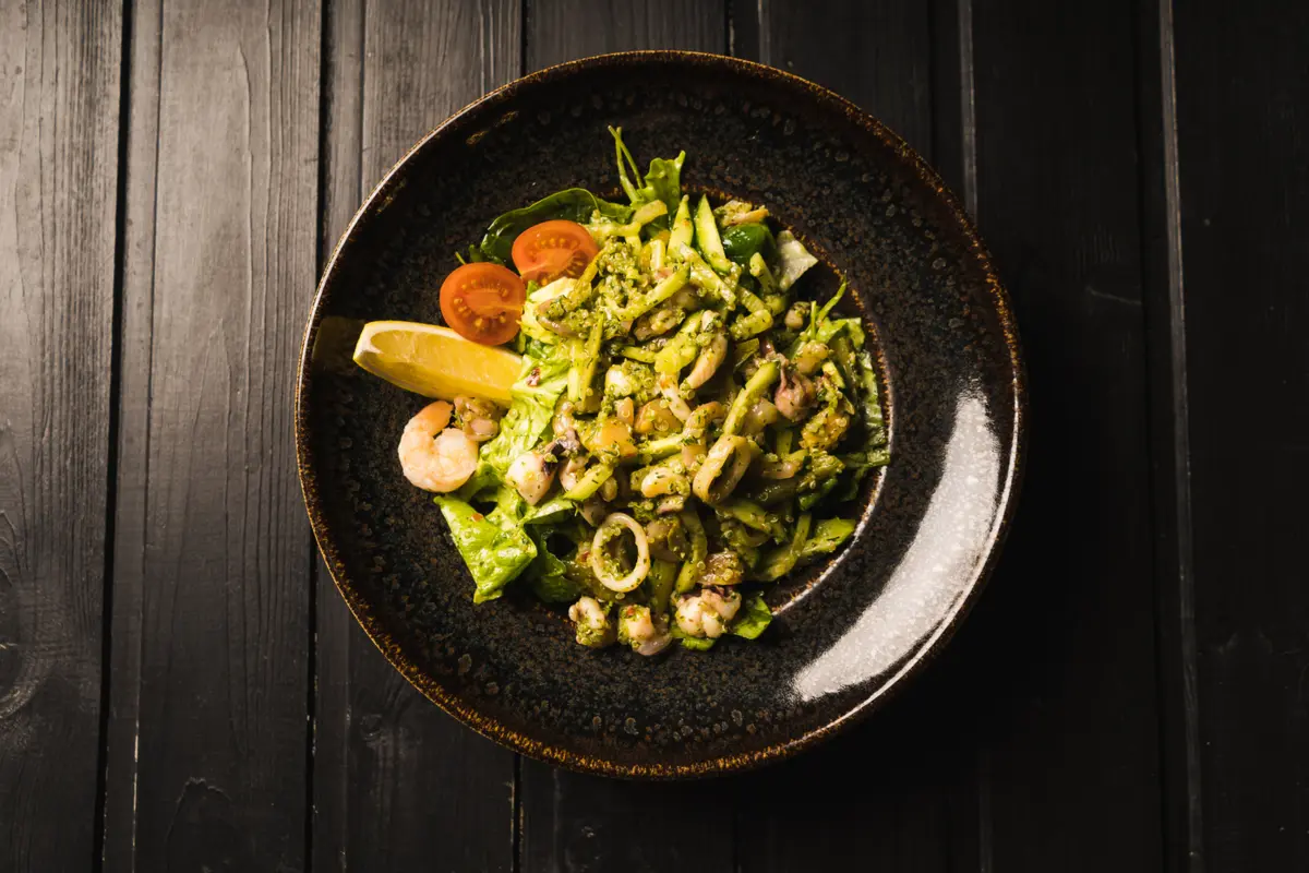 Салат с морепродуктами,зеленью и киноа*