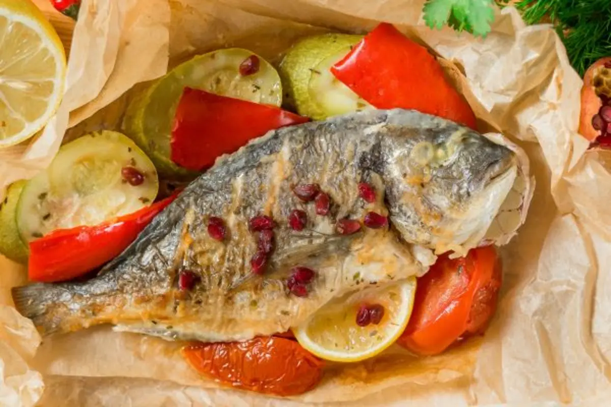 Дорада запеченная с овощами в фольге *
