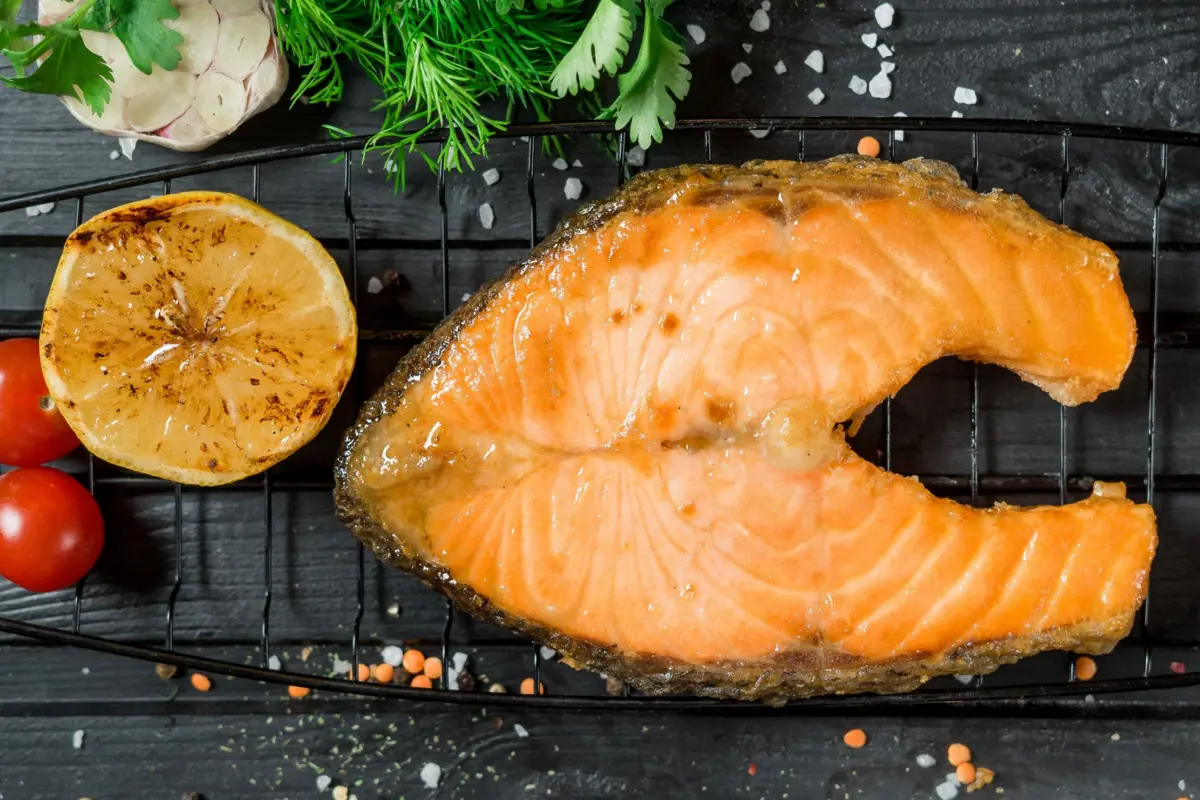 Лосось стейк на углях