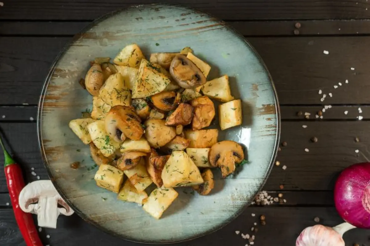 Картофель жареный с луком *