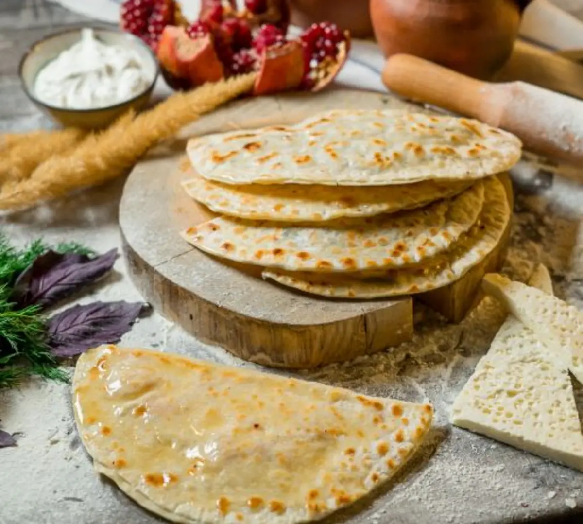 Кутаб с сыром и помидорами*