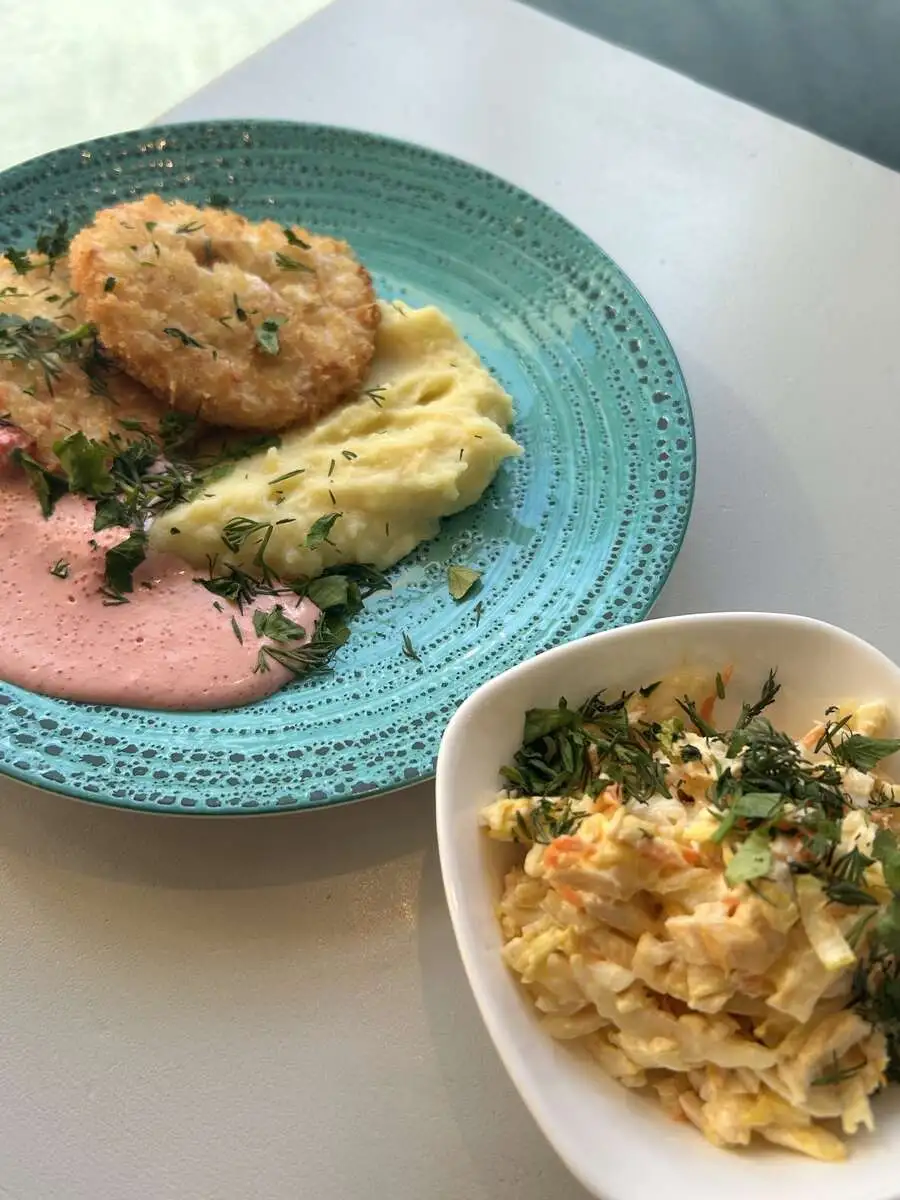 Бизнес ланч из двух блюд(салат+ горячее) с 12:00 до 16:00