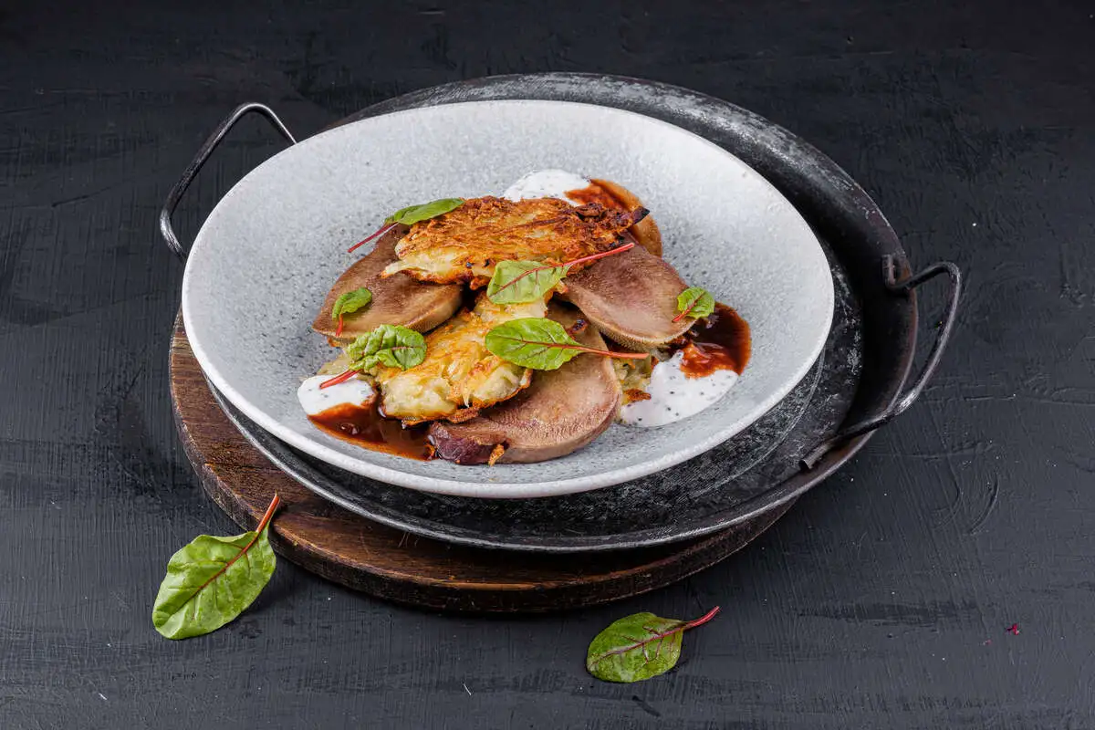 Язык телячий с драниками