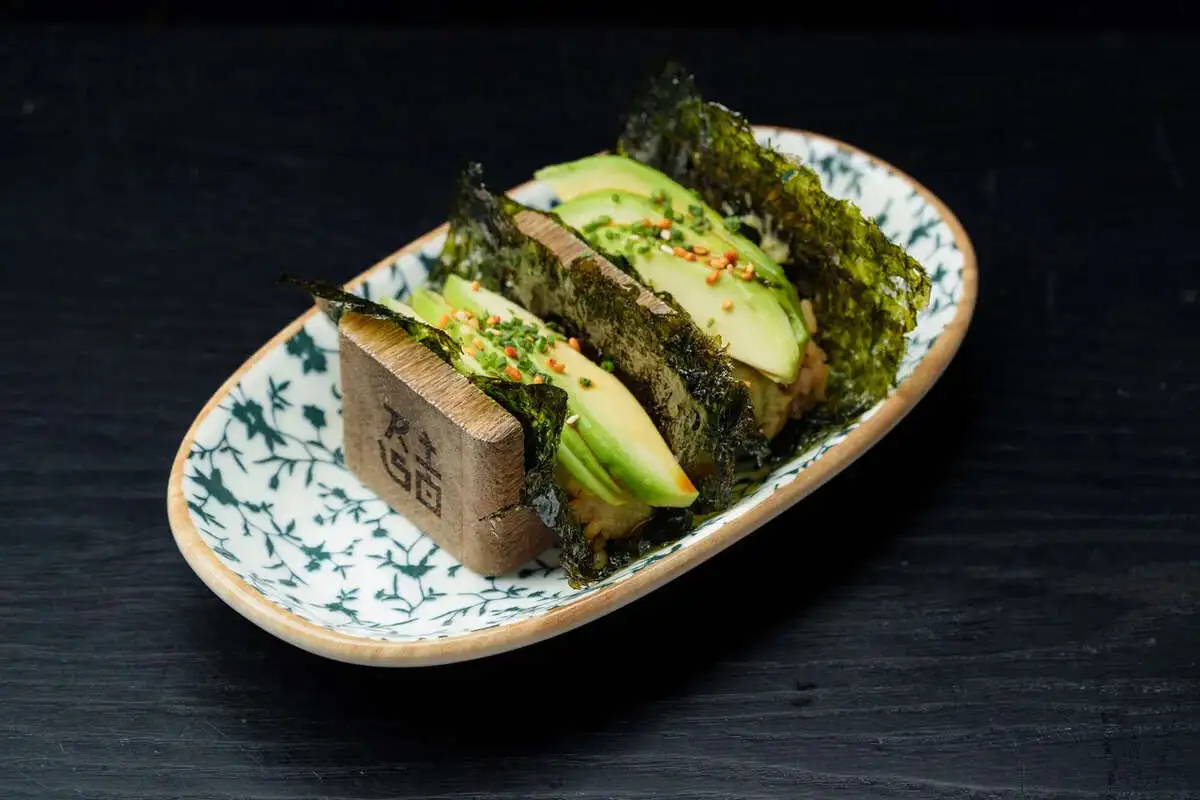 Хэндролл с авокадо