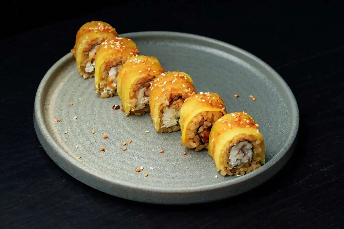 Ролл с угрем и маринованной редькой