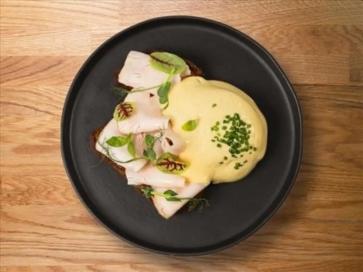 Яйцо Бенедикт с индейкой