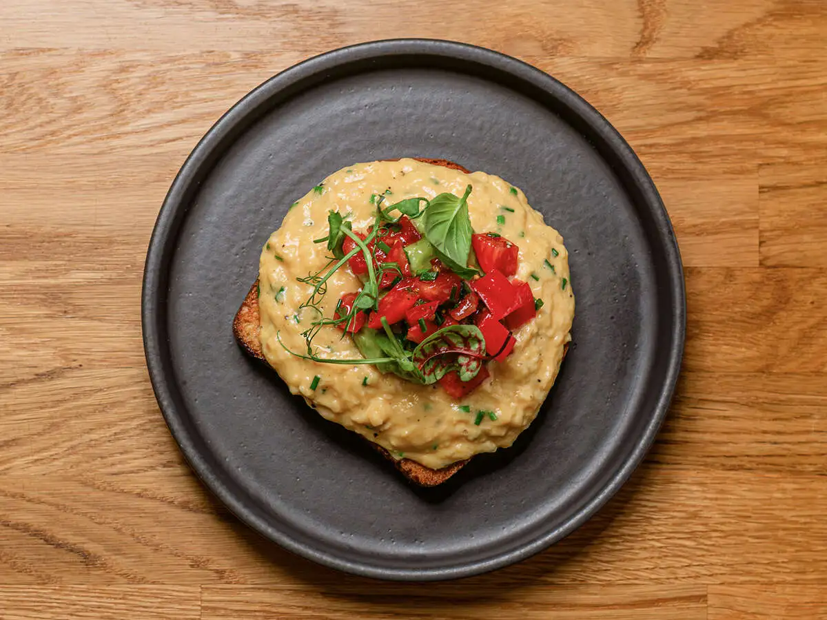 Скрембл с авокадо и томатами