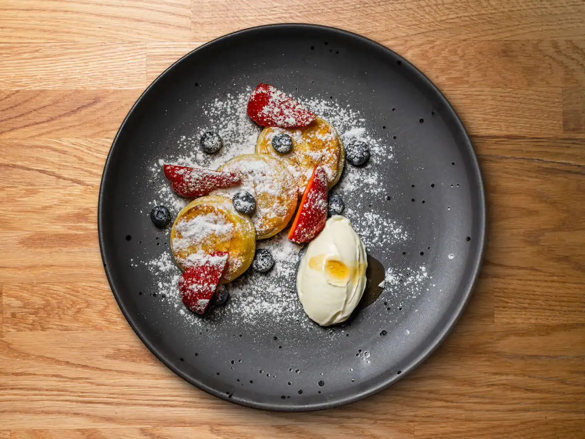 Сырники со сметаной, ягодами, агавой