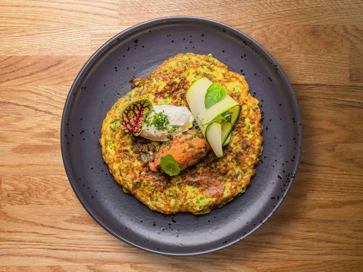 Драник из цукини с лососем и сметаной