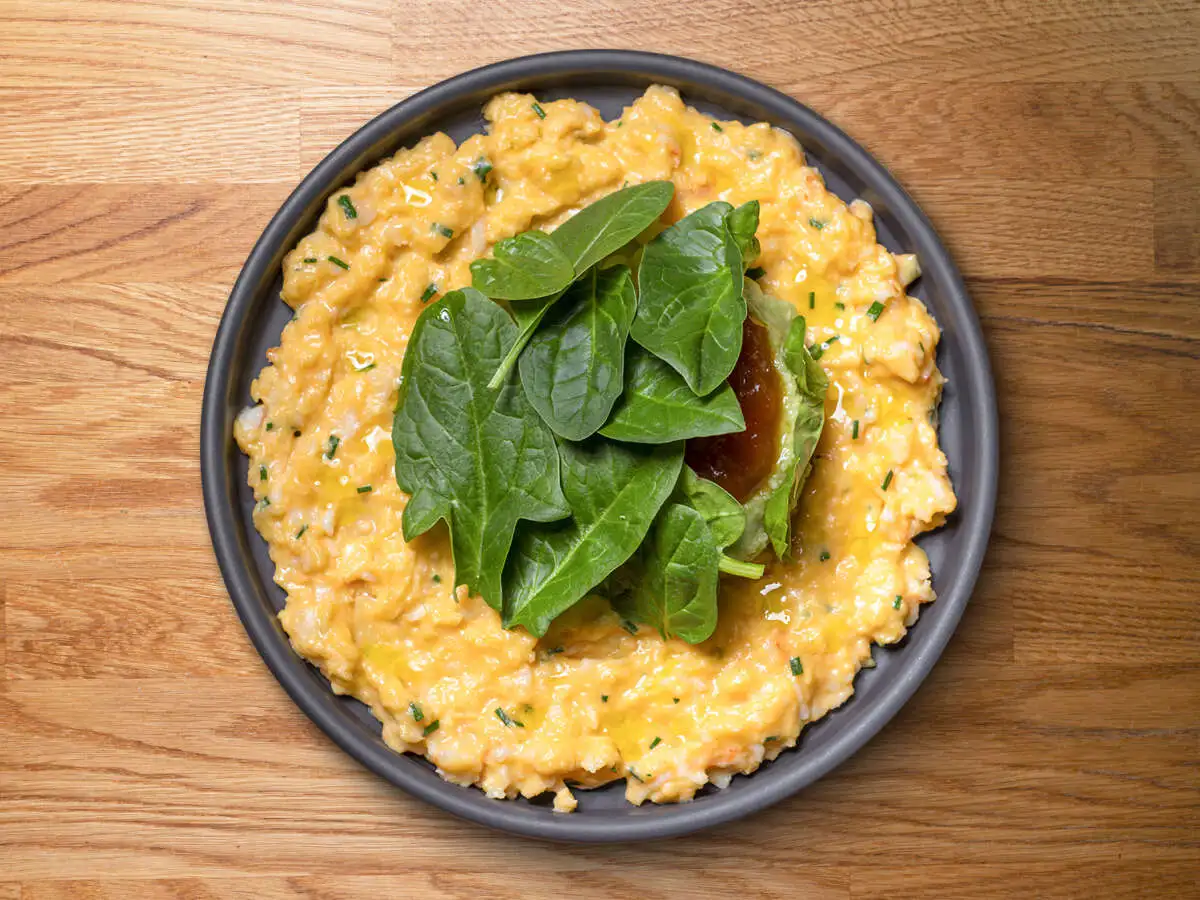 Скрембл с креветками и авокадо