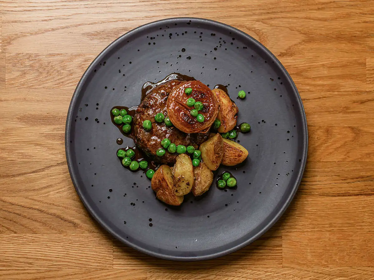 Бифштекс с картофелем и луком