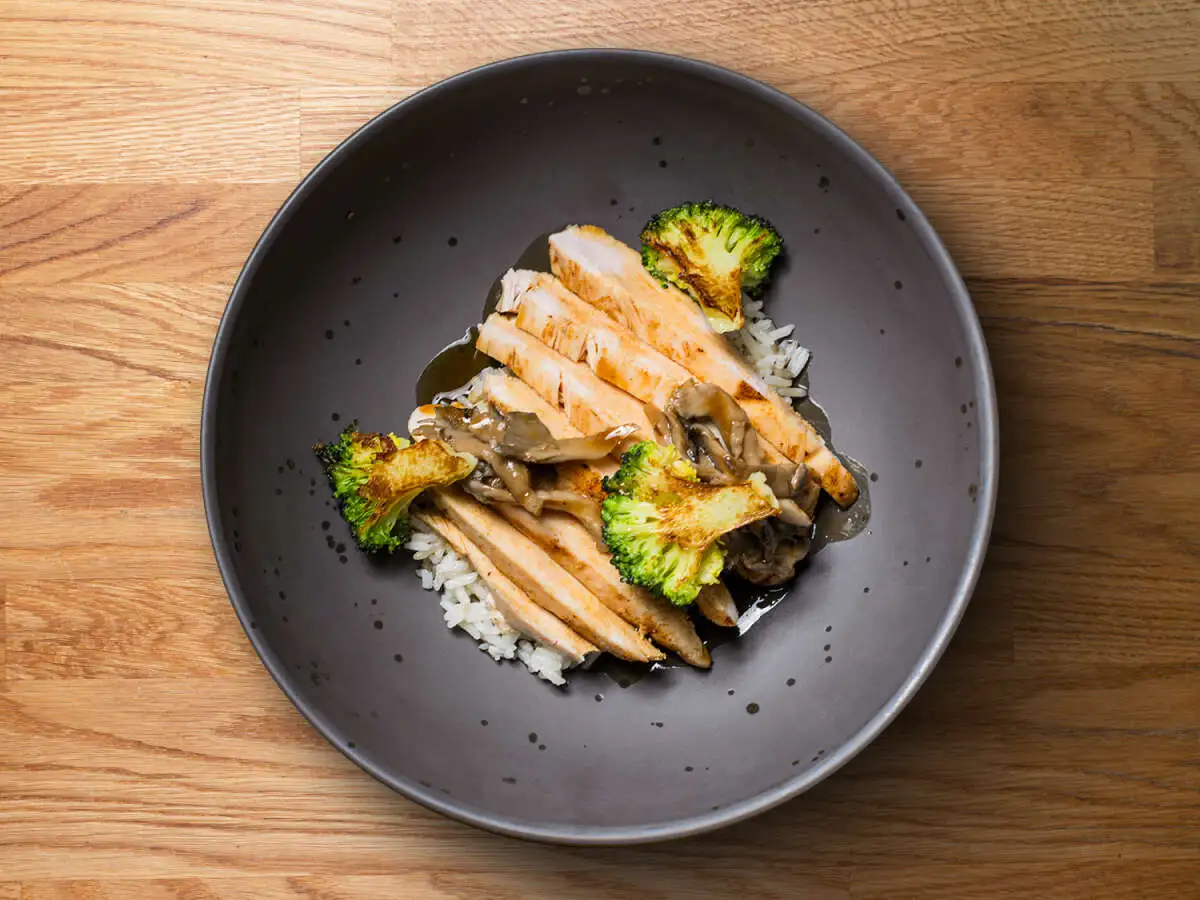 Куриная грудка с брокколи, рисом и грибами