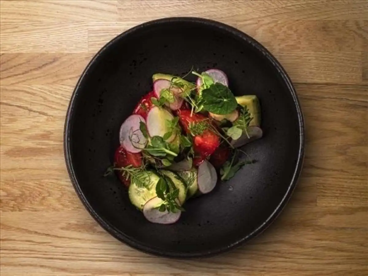 Салат из свежих овощей.