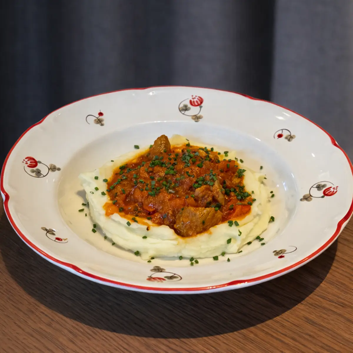 Гуляш из свинины с картофельным пюре