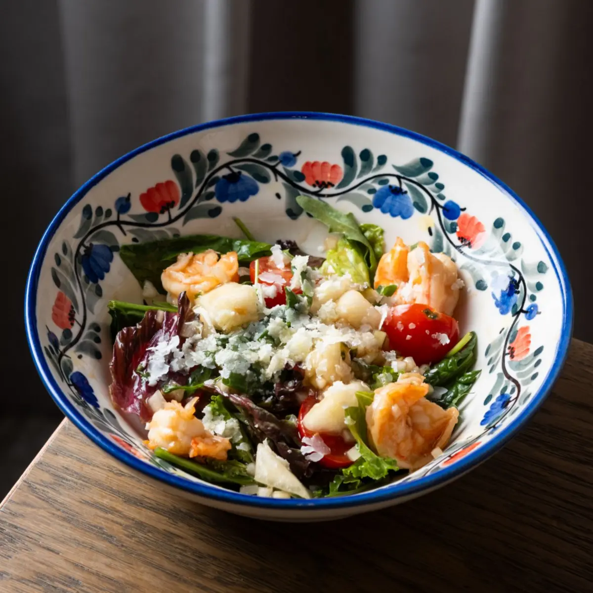 Салат с креветками и соусом шисо