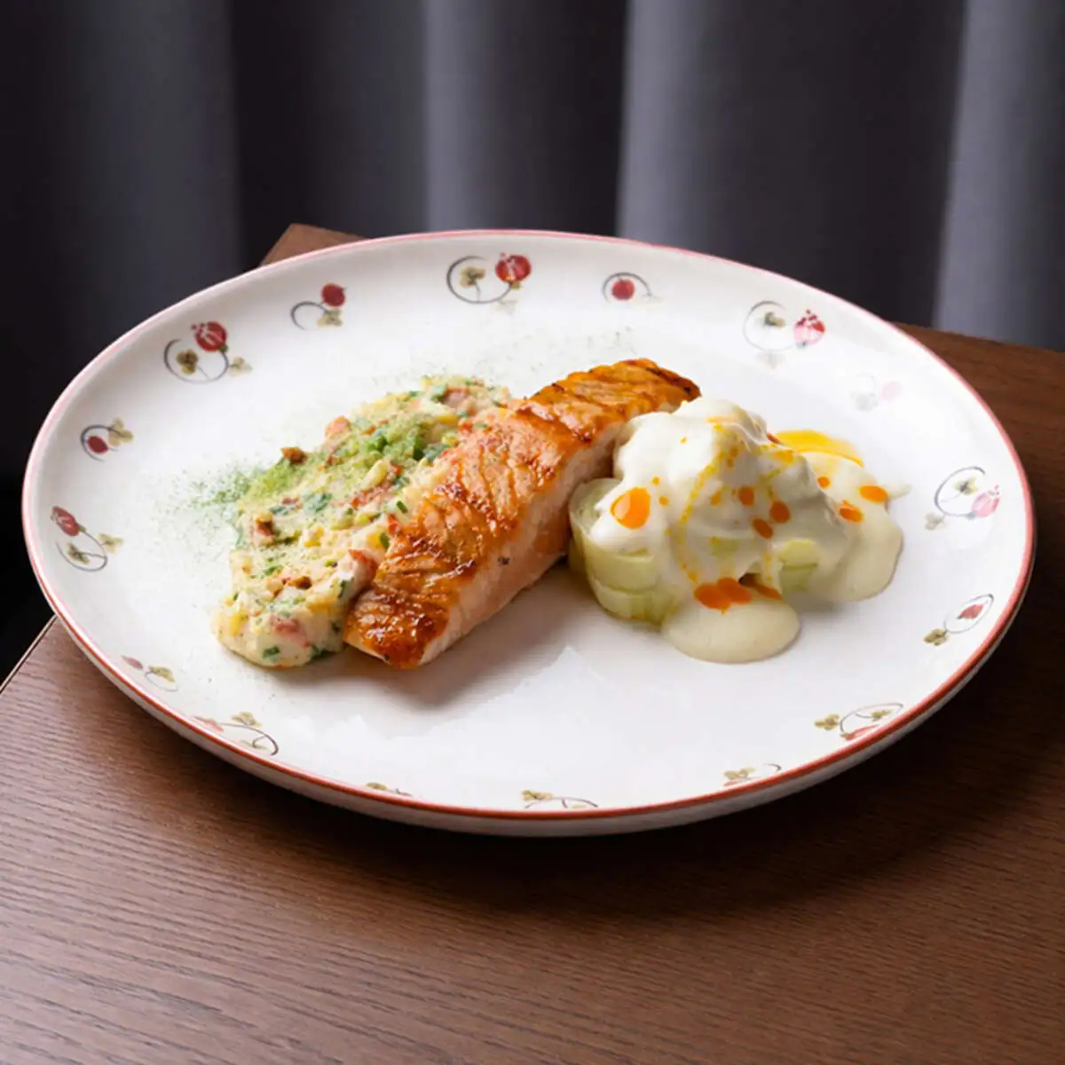 Стейк из лосося, толченый картофель, соус морне 