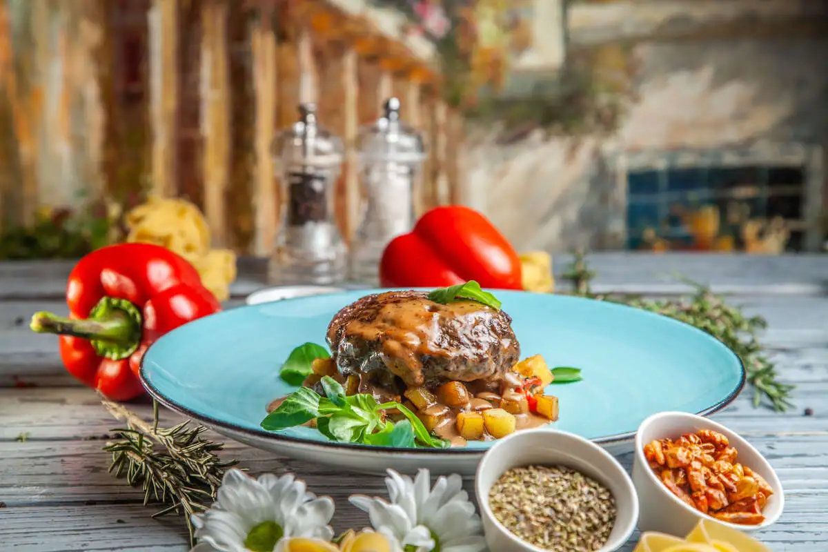 Бифштекс из говядины с сыром чеддер и жареным картофелем