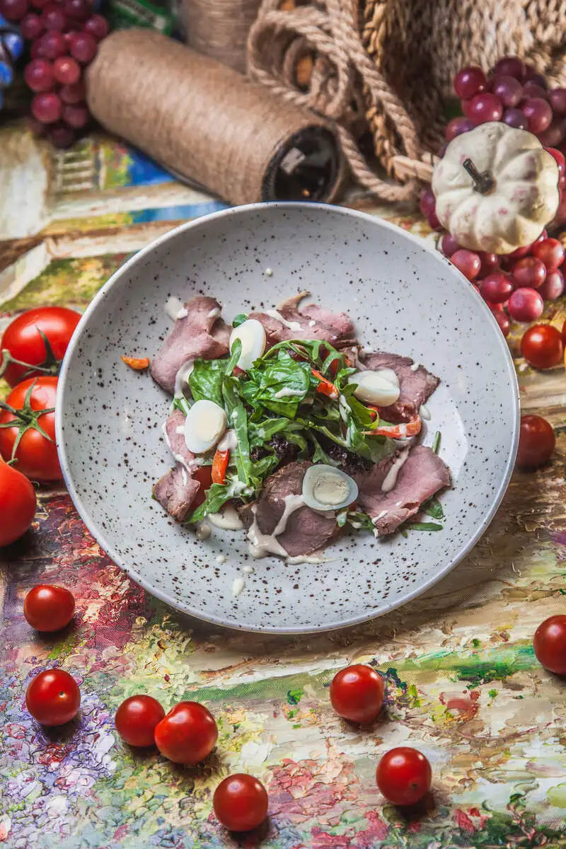 Салат с ростбифом и рукколой
