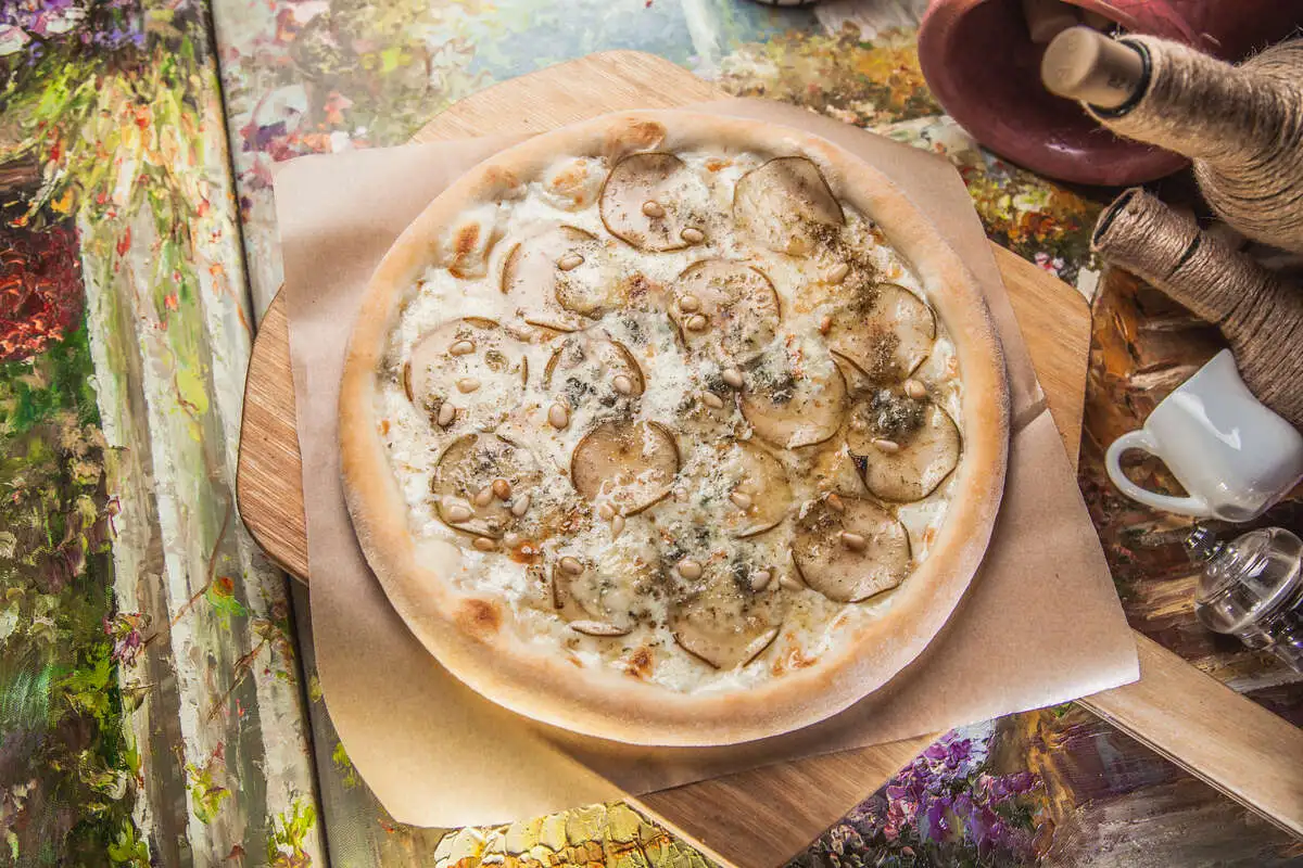 Пицца груша - горгонзола