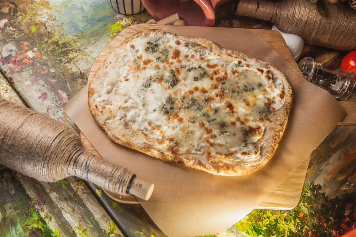 Римская пицца четыре сыра