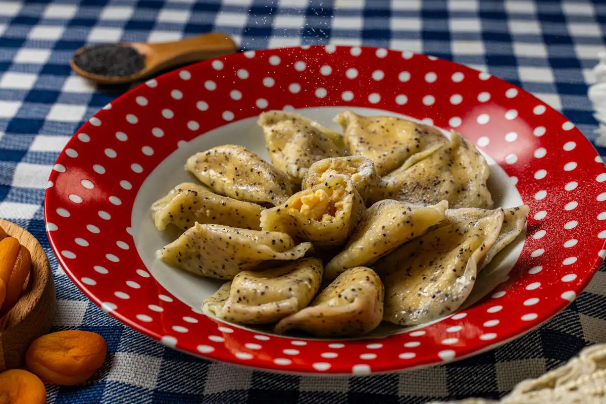 Вареники маковые с творогом и курагой