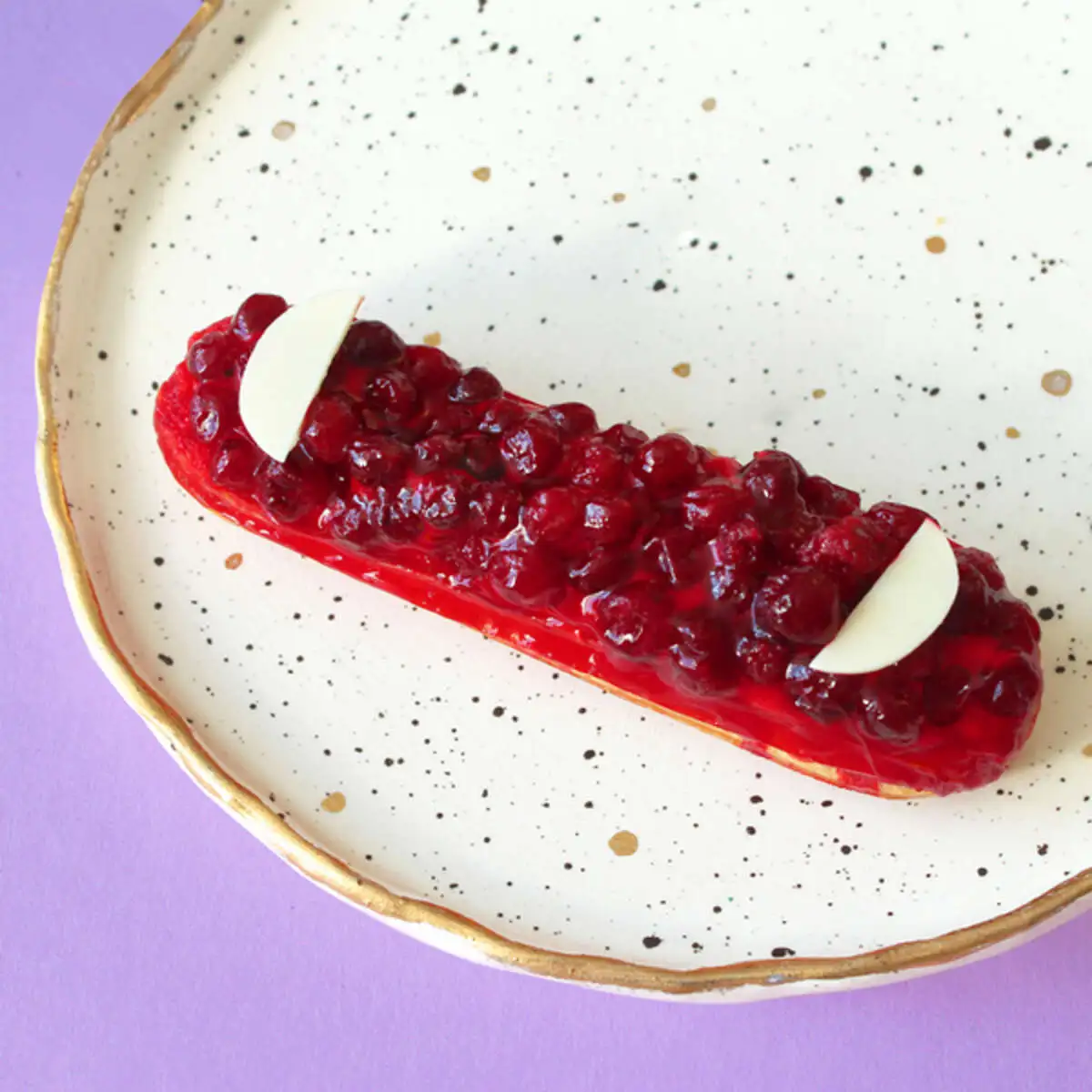 Эклер Брусничный