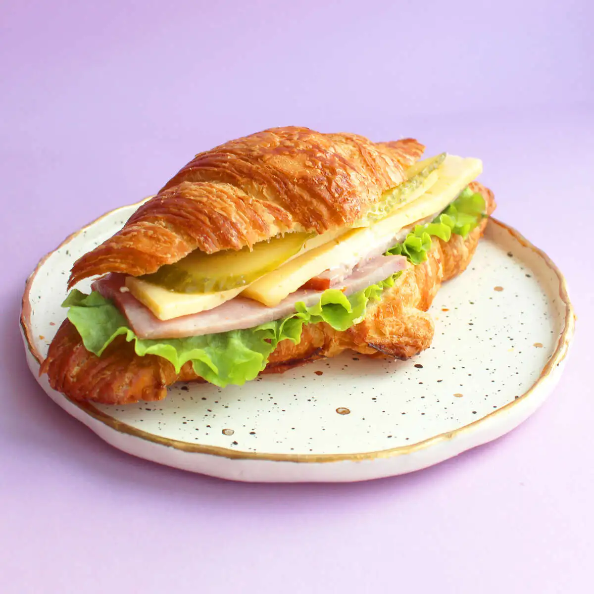 Круассан-сэндвич с ветчиной и сыром