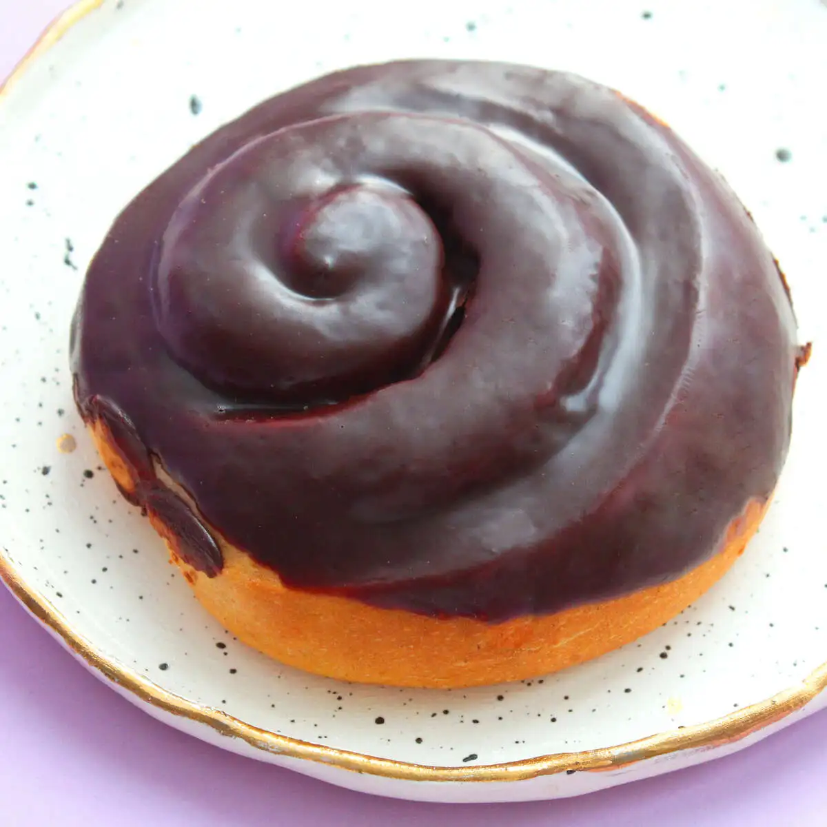 Булочка с шоколадом