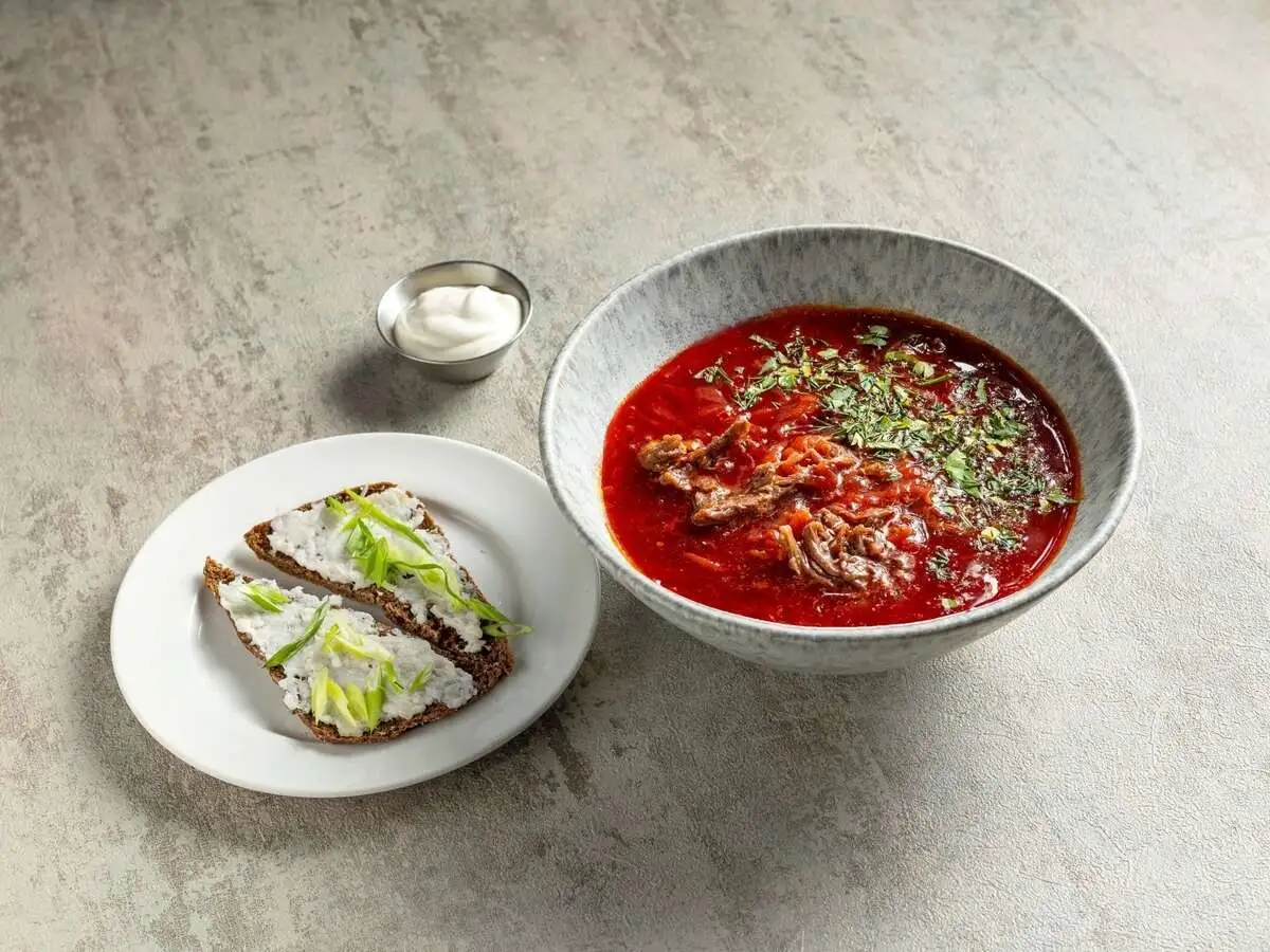 Борщ со смальцем и сметаной 