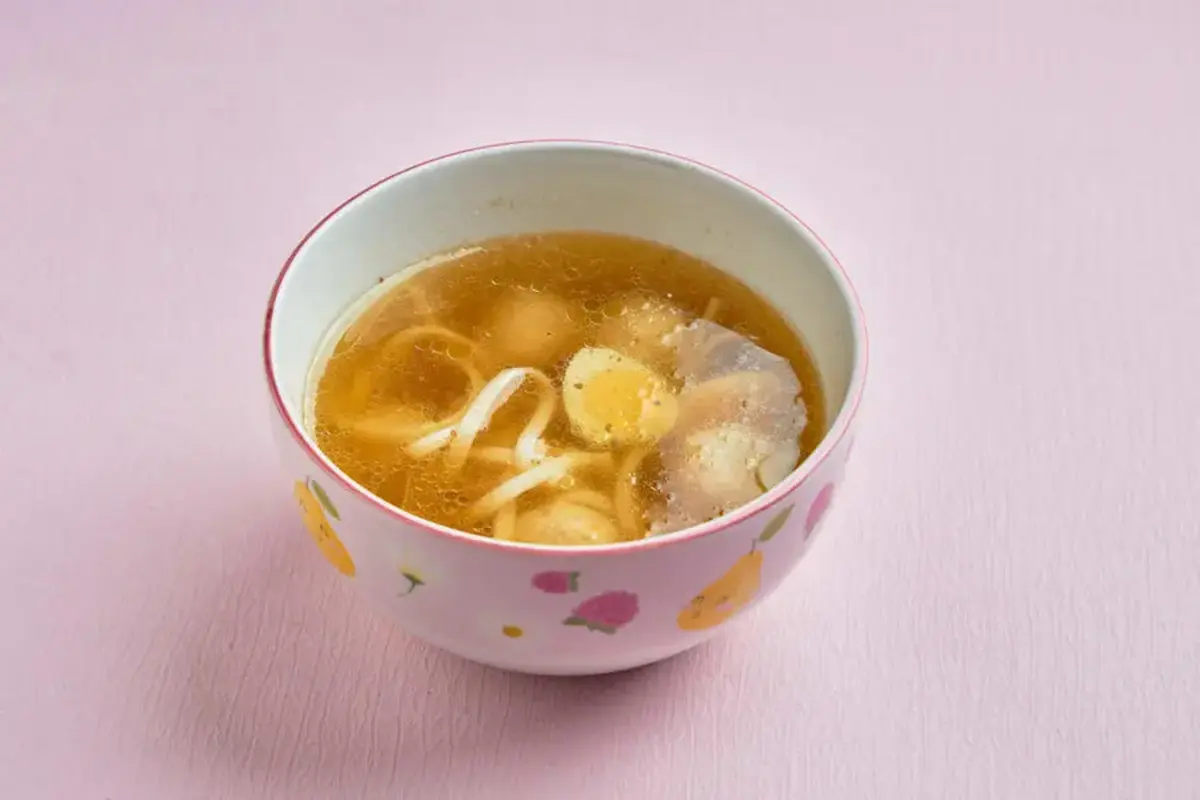 Куриный бульон с фрикадельками и яйцом 