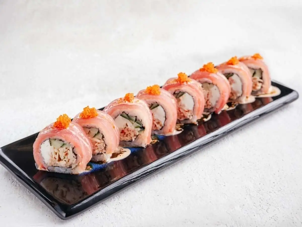 Ролл с крабом и тунцом в соусе понзу