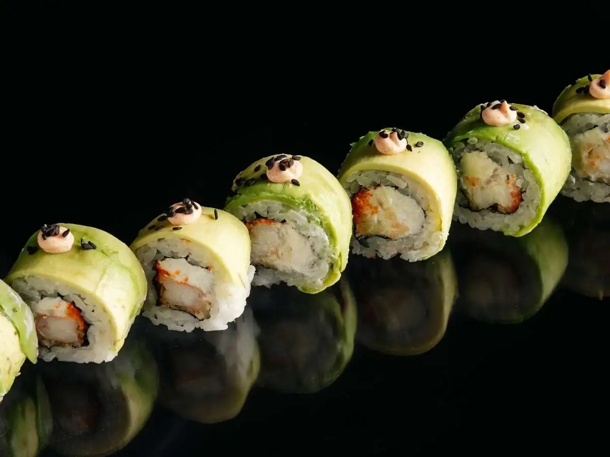 Ролл с креветкой в темпуре с авокадо