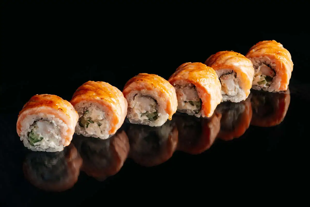 Ролл с лососем и креветкой в карамели