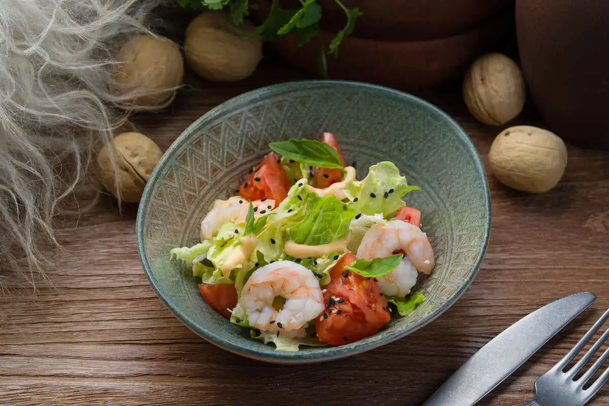 Салат с креветками и листьями салата