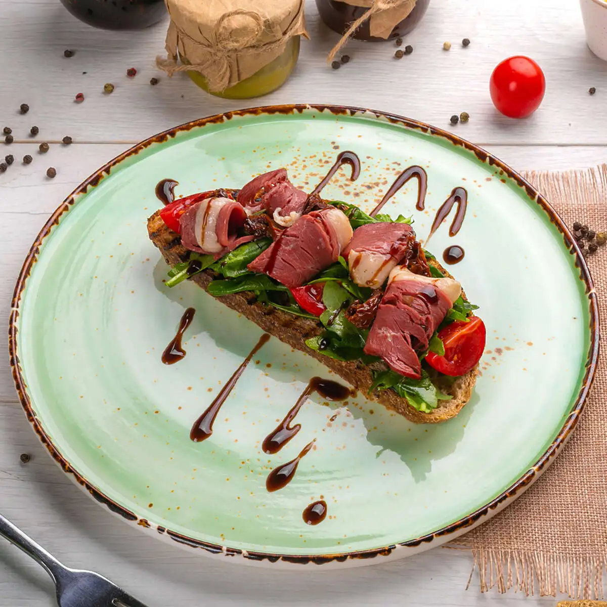 Брускетта с копченой утиной грудкой