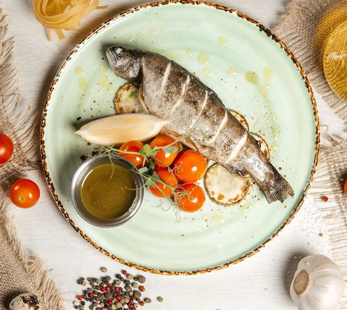 Запеченая форель с овощами и соусом чимичури