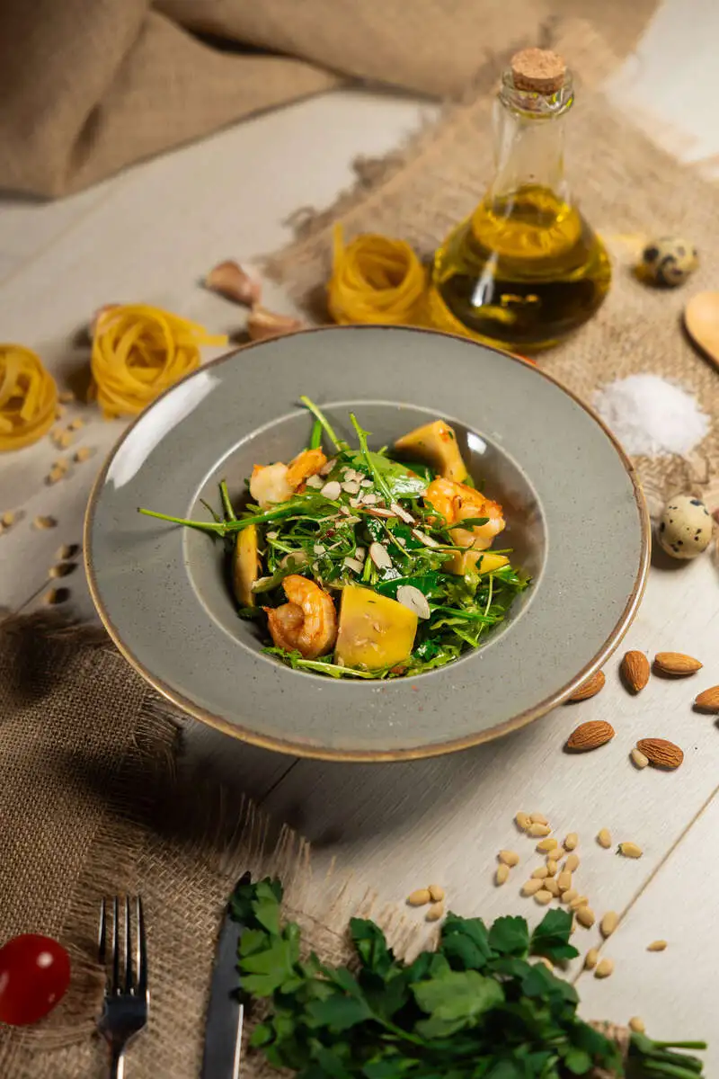 Микс салат с креветками и манго